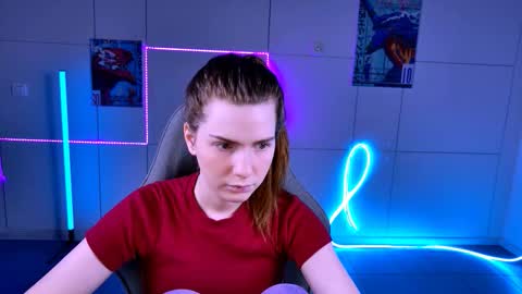 Snapshot of aliceinredsquare_ chatting on October 10, 5:17 am Alice online show from October 10, 5:17 am