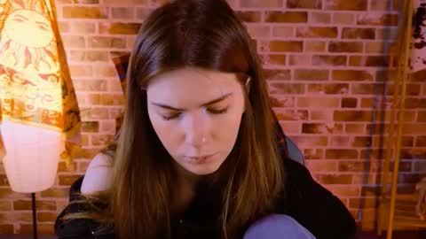 Snapshot of aliceinredsquare_ chatting on October 15, 5:18 am Alice online show from October 15, 5:18 am