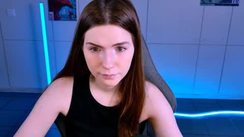 Snapshot of aliceinredsquare_ chatting on October 19, 5:08 am Alice online show from October 19, 5:08 am