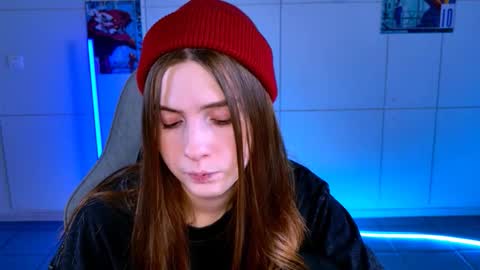 Snapshot of aliceinredsquare_ chatting on October 28, 5:11 am Alice online show from October 28, 5:11 am