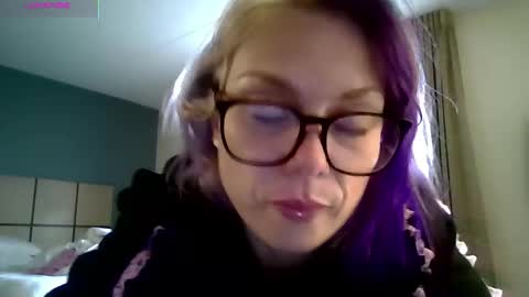 Snapshot of aliceliddell710 chatting on April 13, 12:32 pm Alice Liddell online show from April 13, 12:32 pm