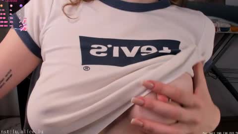 Snapshot of alicelu_ chatting on March 29, 6:46 am Elle online show from March 29, 6:46 am