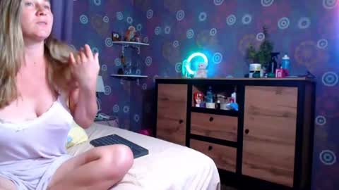 Snapshot of alicewetsquirt chatting on July 25, 8:50 pm alicewetsquirt online show from July 25, 8:50 pm