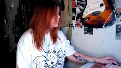 Snapshot of alicewinchesterr chatting on December 2, 1:46 pm Alice online show from December 2, 1:46 pm