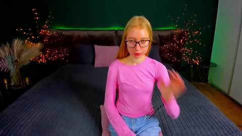 Snapshot of alina__blonde chatting on October 4, 5:38 am Alina online show from October 4, 5:38 am