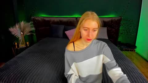 Snapshot of alina__blonde chatting on October 9, 5:38 am Alina online show from October 9, 5:38 am
