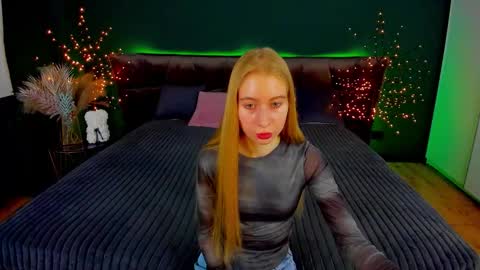 Snapshot of alina__blonde chatting on October 11, 5:50 am Alina online show from October 11, 5:50 am