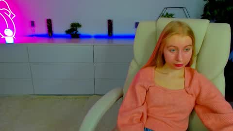Snapshot of alina__blonde chatting on October 12, 5:50 am Alina online show from October 12, 5:50 am