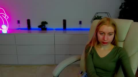 Snapshot of alina__blonde chatting on October 15, 5:40 am Alina online show from October 15, 5:40 am