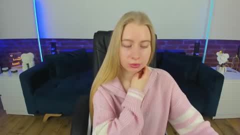 Snapshot of alina__blonde chatting on February 16, 6:31 am Alina online show from February 16, 6:31 am