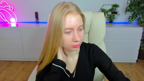 Snapshot of alina__blonde chatting on February 22, 6:35 am Alina online show from February 22, 6:35 am