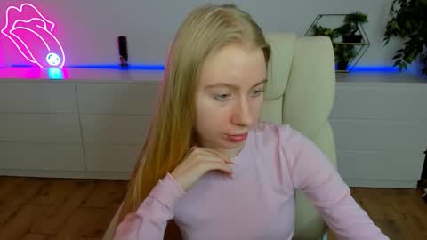 Snapshot of alina__blonde chatting on February 24, 6:33 am Alina online show from February 24, 6:33 am