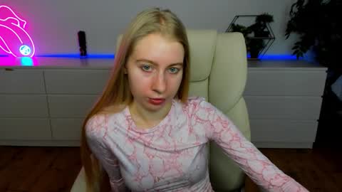 Snapshot of alina__blonde chatting on March 1, 6:37 am Alina online show from March 1, 6:37 am