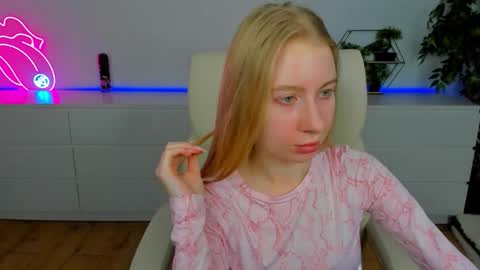 Snapshot of alina__blonde chatting on March 7, 6:54 am Alina online show from March 7, 6:54 am