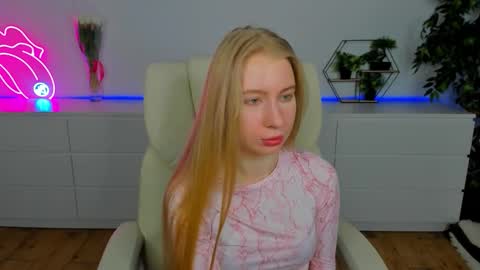 Snapshot of alina__blonde chatting on March 8, 6:39 am Alina online show from March 8, 6:39 am