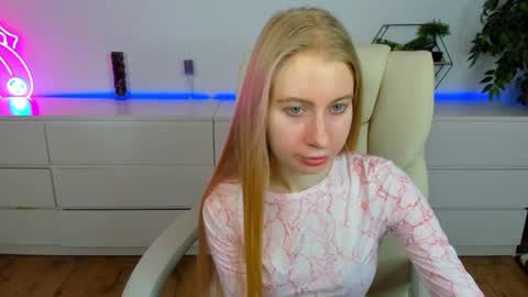 Snapshot of alina__blonde chatting on March 17, 6:39 am Alina online show from March 17, 6:39 am