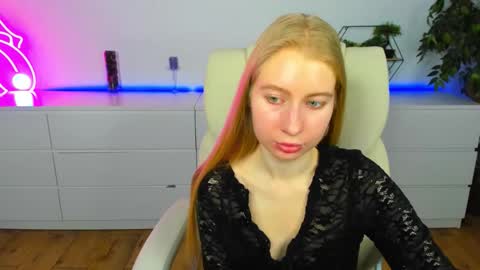 Snapshot of alina__blonde chatting on March 19, 6:50 am Alina online show from March 19, 6:50 am