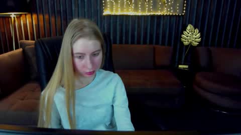 Snapshot of alina__blonde chatting on March 21, 6:51 am Alina online show from March 21, 6:51 am