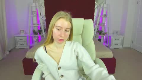 Snapshot of alina__blonde chatting on March 22, 7:01 am Alina online show from March 22, 7:01 am