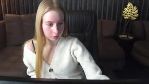 Snapshot of alina__blonde chatting on March 24, 6:40 am Alina online show from March 24, 6:40 am