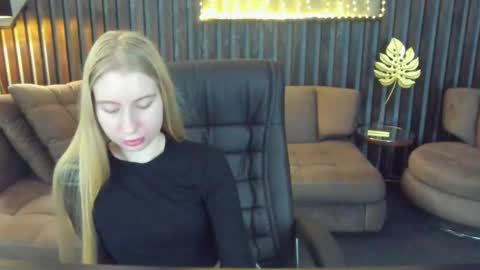 Snapshot of alina__blonde chatting on March 27, 6:52 am Alina online show from March 27, 6:52 am