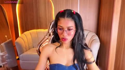 Snapshot of alina_b_ chatting on April 16, 8:09 pm alina_b_ online show from April 16, 8:09 pm