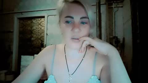 Snapshot of alinafrey_ chatting on February 15, 10:47 am Alina online show from February 15, 10:47 am