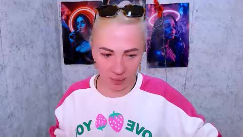 Snapshot of alinafrey_ chatting on March 15, 5:24 am Alina online show from March 15, 5:24 am