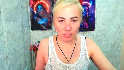 Snapshot of alinafrey_ chatting on March 22, 5:33 am Alina online show from March 22, 5:33 am