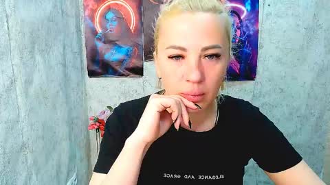 Snapshot of alinafrey_ chatting on March 30, 5:41 am Alina online show from March 30, 5:41 am