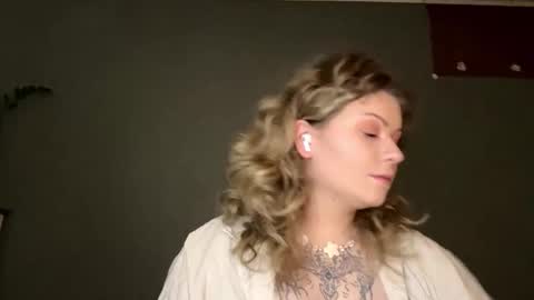 Snapshot of alinahotgirl chatting on March 19, 1:04 pm Alina online show from March 19, 1:04 pm