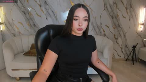 alinakravitz_ online show from March 25, 7:09 pm