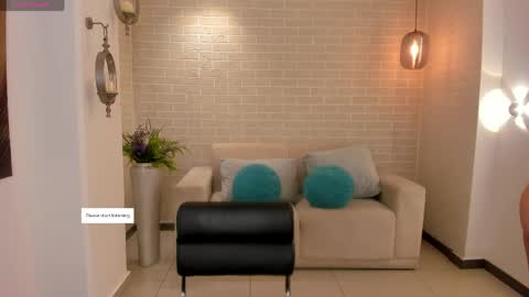 alinakravitz_ online show from April 28, 6:46 pm