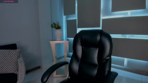 alinakravitz_ online show from May 9, 11:37 am