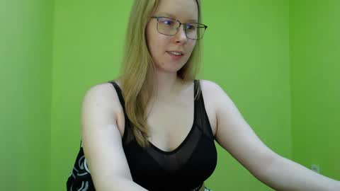 Snapshot of alinasei chatting on April 12, 12:43 pm alinasei online show from April 12, 12:43 pm