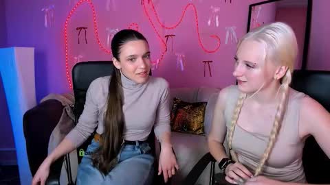 Snapshot of alira_glow chatting on March 18, 9:45 am Alira online show from March 18, 9:45 am