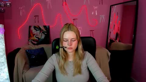 Snapshot of alira_glow chatting on March 26, 11:38 am Alira online show from March 26, 11:38 am