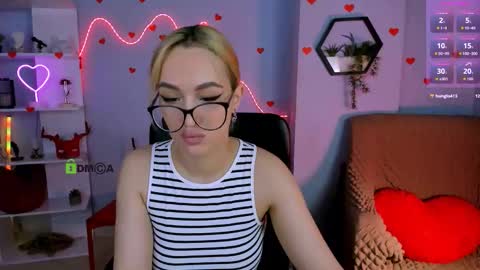 Snapshot of alira_glow chatting on March 29, 11:54 am Alira online show from March 29, 11:54 am