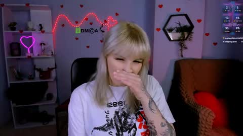 Snapshot of alira_glow chatting on April 2, 7:22 pm Alira online show from April 2, 7:22 pm