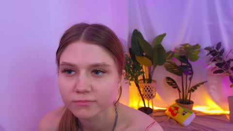 Snapshot of alisia_spinnet chatting on December 5, 1:06 pm Alisia online show from December 5, 1:06 pm