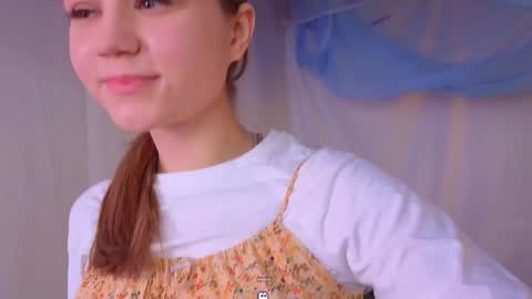 Snapshot of alisia_spinnet chatting on December 20, 7:55 am Alisia online show from December 20, 7:55 am