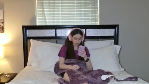 Snapshot of alisonfieldsxo chatting on March 26, 8:36 pm Alison Fields online show from March 26, 8:36 pm