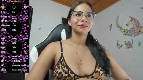 Snapshot of alisson_hoffman05 chatting on May 15, 11:34 pm Alisson hoffman05 online show from May 15, 11:34 pm