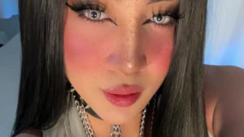 Snapshot of allareillusionxxx chatting on December 5, 5:42 pm Miss Gia online show from December 5, 5:42 pm