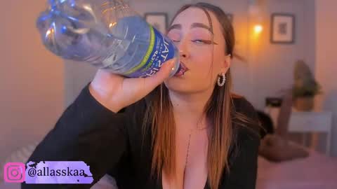 Laura online show from May 15, 4:52 am