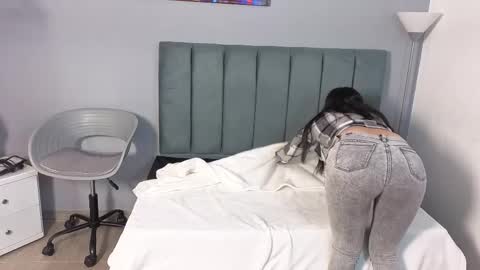 Snapshot of alli_cooper chatting on April 1, 11:55 am Ali online show from April 1, 11:55 am