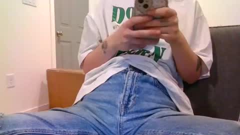 Snapshot of alliebearx chatting on December 24, 2:21 am alliebearx online show from December 24, 2:21 am