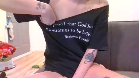 Snapshot of alliebearx chatting on January 9, 5:54 pm alliebearx online show from January 9, 5:54 pm