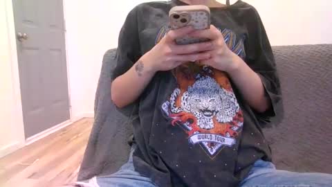 Snapshot of alliebearx chatting on February 10, 8:42 pm alliebearx online show from February 10, 8:42 pm