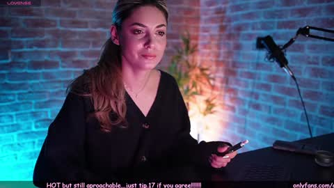 Snapshot of alliesynns chatting on January 13, 5:01 am Allie online show from January 13, 5:01 am